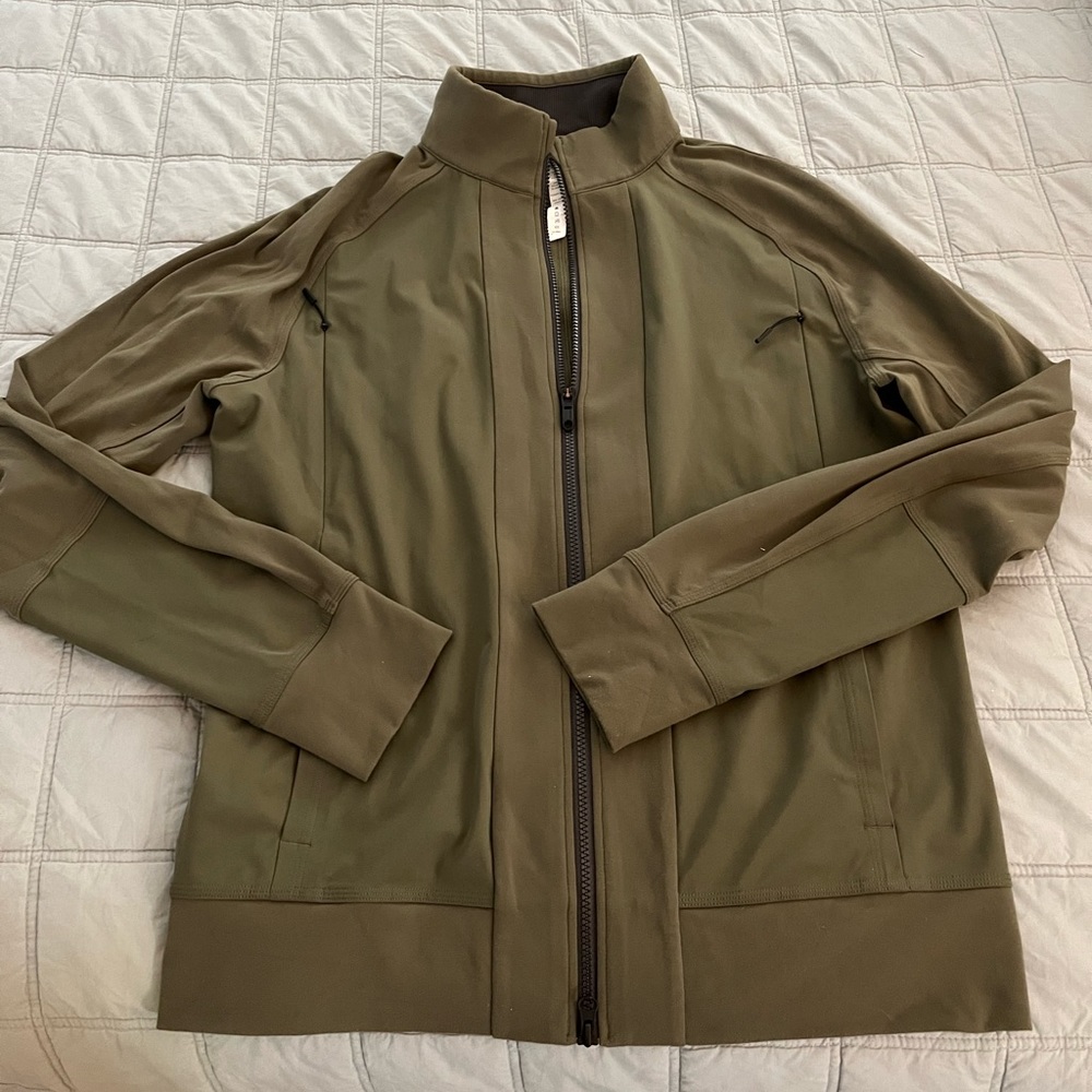 Lululemon men’s large green zip up sweatshirt, good condition.